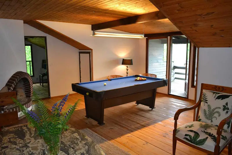Upstairs · lounge & pool table — 2