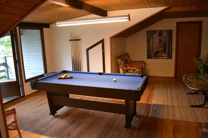 Upstairs · lounge & pool table — 3