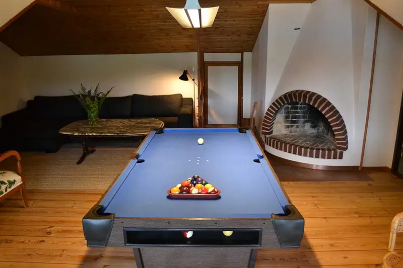Upstairs · lounge & pool table — 4