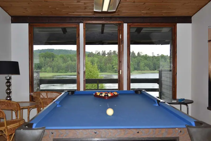 Upstairs · lounge & pool table — 1